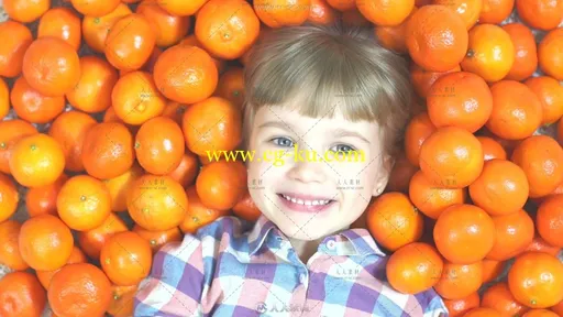 橘子床金发小男孩飞吻广告片高清实拍视频素材的图片1