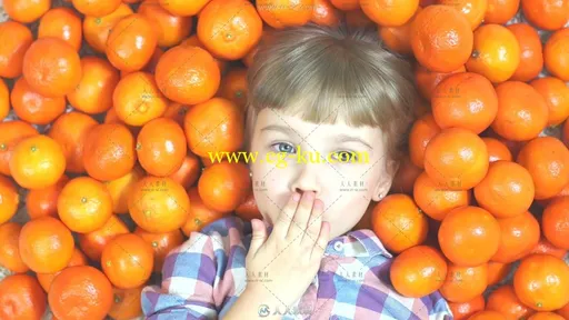 橘子床金发小男孩飞吻广告片高清实拍视频素材的图片2