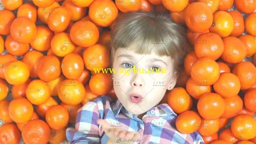 橘子床金发小男孩飞吻广告片高清实拍视频素材的图片3