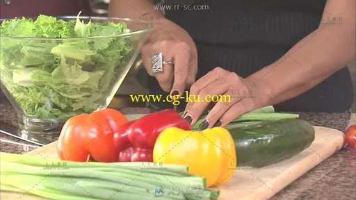 母亲切蔬菜制作沙拉高清实拍视频素材的图片1