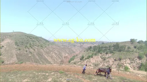 高原农民拉驴犁地高清实拍视频素材的图片1