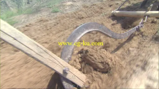 高原农民拉驴犁地高清实拍视频素材的图片2