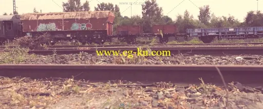 布满铁锈的老火车站高清实拍视频素材的图片1