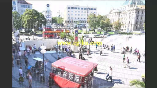 城市广场人群走动高清实拍视频素材的图片2