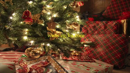 圣诞树旁边礼盒节日视频素材的图片1