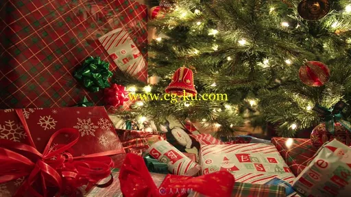 圣诞树旁边礼盒节日视频素材的图片2
