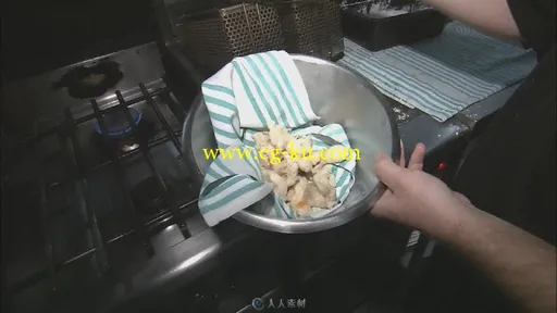国外厨师和面粉炒菜特写高清实拍视频素材的图片1