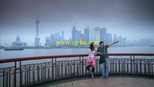 一对年轻人站在东方明珠黄浦江畔聊天视频素材的图片1
