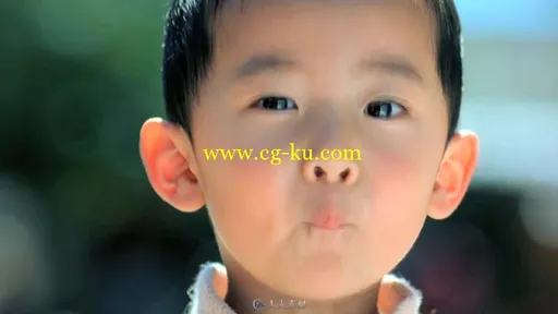 特写小男孩吧唧嘴视频素材的图片1