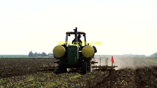 农用机车耕地视频素材的图片1