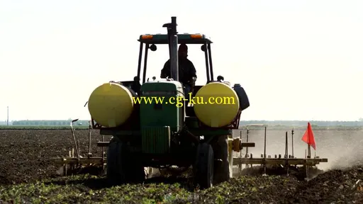 农用机车耕地视频素材的图片2