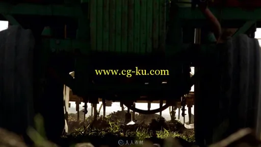 农用机车耕地由远到近视频素材的图片3