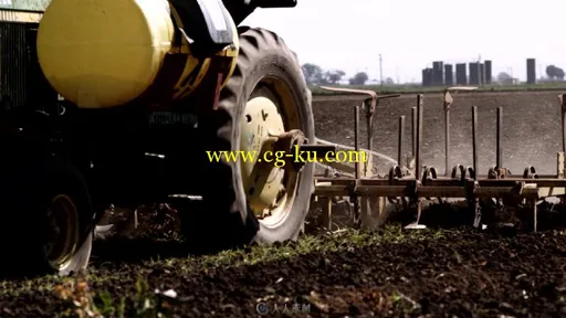 农用机车耕地特写视频素材的图片1