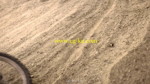 特写山地摩托车过弯道轮胎视频素材的图片1