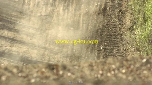 特写摩托车手空中跃起视频素材的图片1