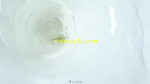 水果落入牛奶中实拍视频素材的图片1