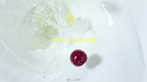 水果落入牛奶中实拍视频素材的图片2
