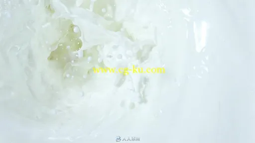 水果落入牛奶中实拍视频素材的图片3