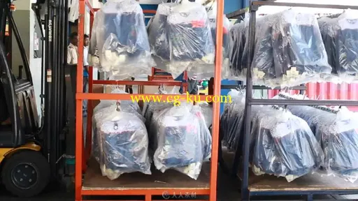 库管员扫描二维码繁忙视频素材的图片3