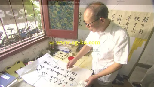 中国特色文化书法家书写毛笔字盖章高清实拍视频素材的图片1