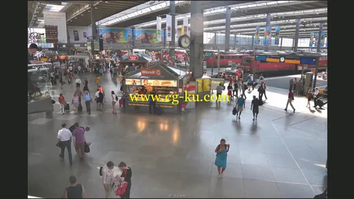 火车站广场奔波忙碌的人群高清实拍视频素材的图片2