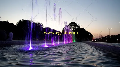 傍晚公园唯美音乐喷泉高清实拍视频素材的图片1