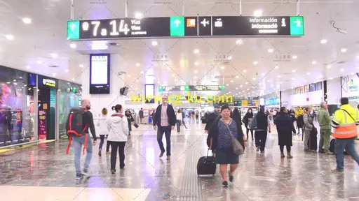 国外机场候机厅航班查询高清实拍视频素材的图片2