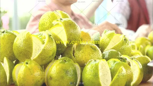 快速剥桔子皮过程高清实拍视频素材的图片1