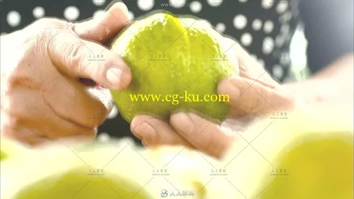 快速剥桔子皮过程高清实拍视频素材的图片2