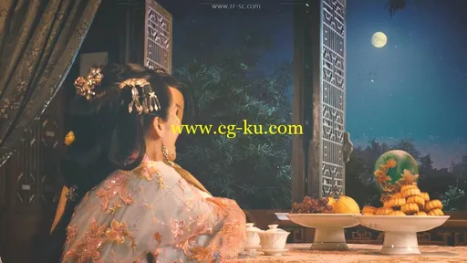 古代美女中秋窗前赏月高清实拍视频素材的图片1