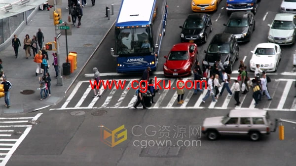 城市中行人和汽车穿越繁忙街道的快速运动镜头-免费视频素材的图片1