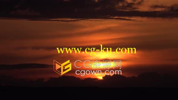 延时拍摄日落穿过黑色细长线般的乌云景观4K 60 fps视频素材免费下载的图片1