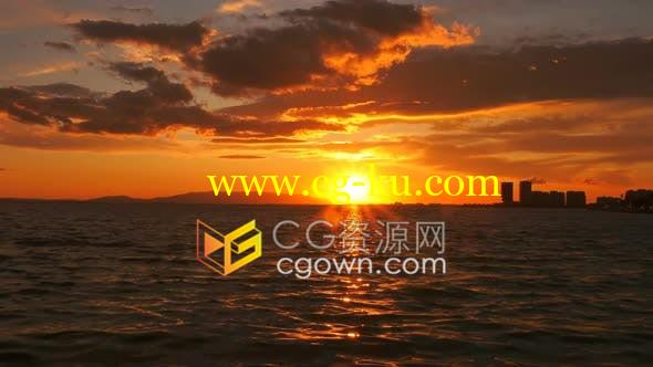 延时拍摄水平面上的日落黄昏夕阳西下天上的云彩和大海景观的图片1