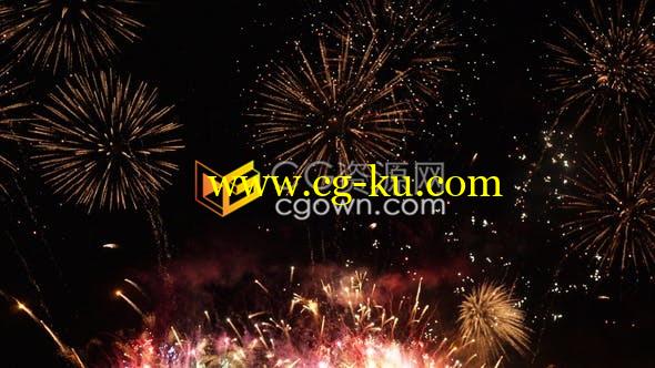 4K五彩斑斓空中绽放美丽烟花绚烂礼花闪烁视频素材免费下载的图片1