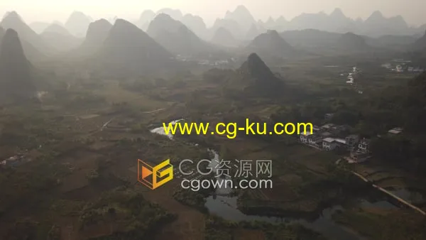 广西阳朔附近喀斯特群山峰峦在晨雾中的美景航拍视频的图片1